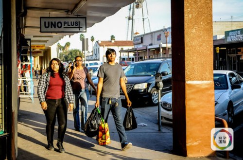 在美国加利福尼亚州卡莱克西科,墨西哥人在海