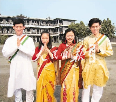 在印度支教时，袁怡（右二）曾穿上当地的特色服饰，参加学校的文艺演出。图为袁怡与学校里其他志愿者合影。