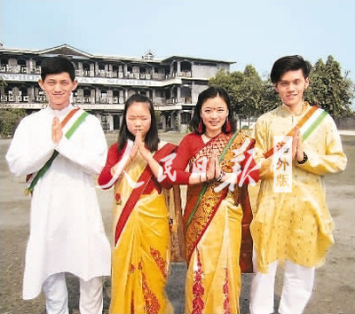 在印度支教时,袁怡(右二)曾穿上当地的特色服饰,参加学校的文艺演出。图为袁怡与学校里其他志愿者合影。 在印度支教时,袁怡(右二)曾穿上当地的特色服饰,参加学校的文艺演出。图为袁怡与学校里其他志愿者合影。