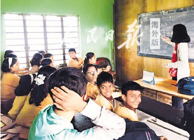 在印度支教时，袁怡（右一）在加尔各答一所小学授课，教小学生一些简单的英语、西班牙语单词和中文词汇。
