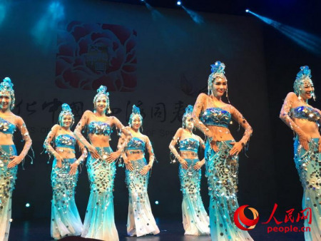 “文化中国·四海同春”艺术团赴大洋洲慰侨访演5日在新西兰最大城市奥克兰拉开帷幕,来自中国的艺术家们联手新西兰华星艺术团带来歌、舞、杂技、民乐、变脸等精彩演出。记者 王尧摄 图片来源:人民网 “文化中国·四海同春”艺术团赴大洋洲慰侨访演5日在新西兰最大城市奥克兰拉开帷幕,来自中国的艺术家们联手新西兰华星艺术团带来歌、舞、杂技、民乐、变脸等精彩演出。记者 王尧摄 图片来源:人民网