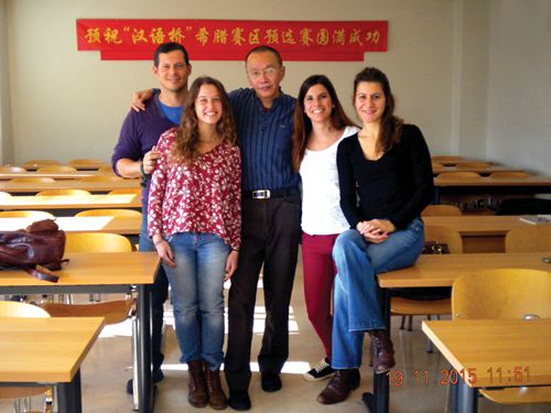 黄豪与学生合影(希腊《中希时报》) 黄豪与学生合影(希腊《中希时报》)