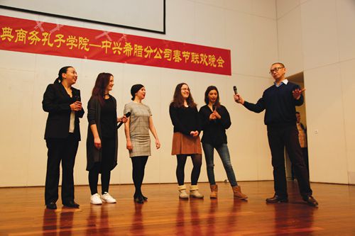 黄豪与学生合影(希腊《中希时报》) 黄豪与学生合影(希腊《中希时报》)