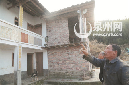 陈天辉向笔者介绍房子上的镌刻 陈天辉向笔者介绍房子上的镌刻