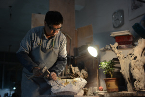 非物质文化遗产项目代表性传承人、省级工艺美术大师杜小亮在为作品打坯