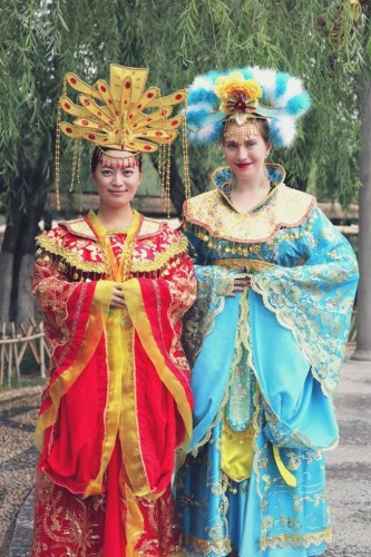 南加州大学(USC)电影学院犹太学生Ariel Sobel(右)与中国纪录片导演陶梦頔合拍纪录片《客居汴京》(The Lost Tribe)讲述中国犹太人的故事。(美国《世界日报》/Sobel提供) 南加州大学(USC)电影学院犹太学生Ariel Sobel(右)与中国纪录片导演陶梦頔合拍纪录片《客居汴京》(The Lost Tribe)讲述中国犹太人的故事。(美国《世界日报》/Sobel提供)