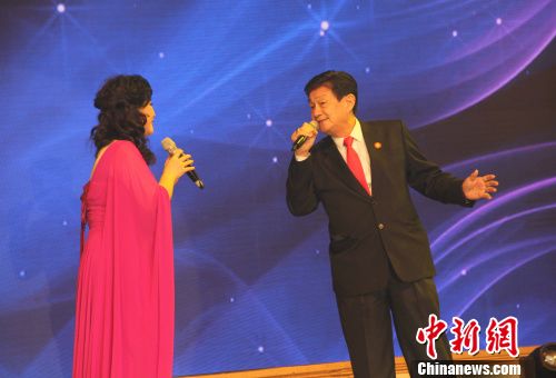 印尼华人(右)与演员合唱《为了谁》。林永传 摄 印尼华人(右)与演员合唱《为了谁》。林永传 摄