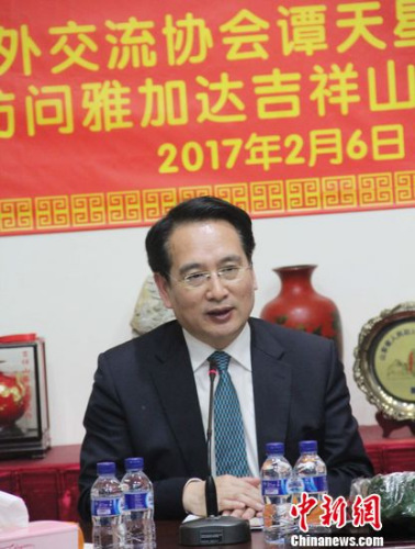 谭天星在座谈会上肯定该会在促进中印尼经贸文化交流中所做的工作及发挥的作用,并盛赞华人在中印尼关系发展中的独特作用。林永传 摄 谭天星在座谈会上肯定该会在促进中印尼经贸文化交流中所做的工作及发挥的作用,并盛赞华人在中印尼关系发展中的独特作用。林永传 摄