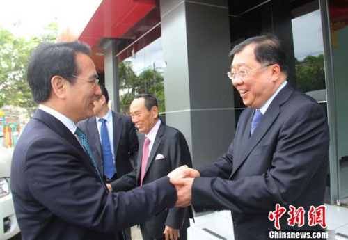 雅加达吉祥山基金会理事长张锦雄(右)迎接谭天星一行。林永传 摄