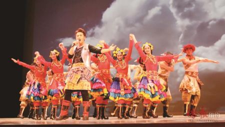 扎其顿珠等表演藏族歌舞《山那边》。 (美国《侨报》/魏奕 摄)