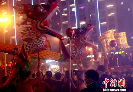广西宾阳炮龙节有“中华一绝”、“东方狂欢节”的美称。　杨志雄 摄