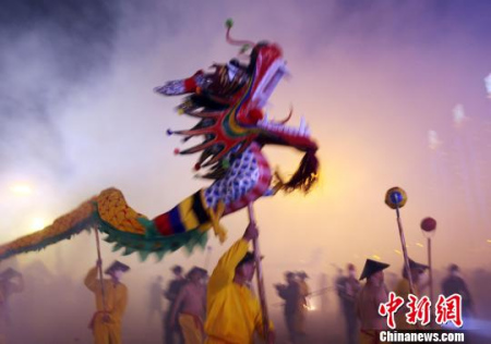 图为广西宾阳炮龙节炮声不停、龙舞不止。 杨志雄 摄 图为广西宾阳炮龙节炮声不停、龙舞不止。 杨志雄 摄