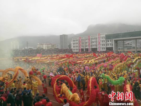仡佬毛龙节现场。 周燕玲 摄 仡佬毛龙节现场。 周燕玲 摄