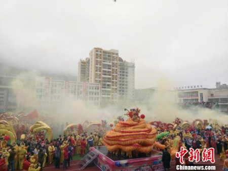 仡佬毛龙节现场。 周燕玲 摄 仡佬毛龙节现场。 周燕玲 摄