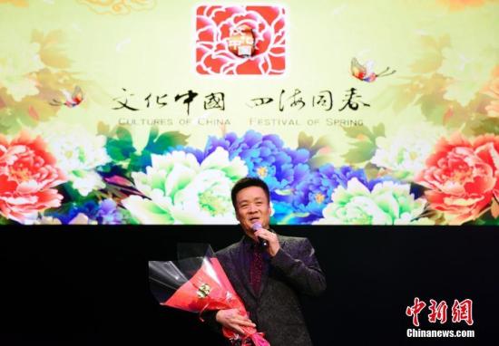 中国著名男高音歌唱家阎维文献唱。 <a target='_blank' href='http://www.chinanews.com/'>中新社</a>记者 龙剑武 摄 中国著名男高音歌唱家阎维文献唱。 <a target='_blank' href='http://www.chinanews.com/'>中新社</a>记者 龙剑武 摄