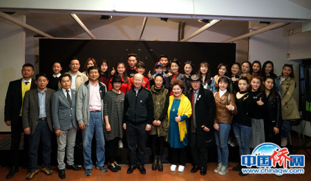 “四海同春”欧洲二团7日傍晚走进西班牙华星艺术团开展联谊活动,双方演员各自献上精彩表演,在双向观摩中分享经验心得、促进文化交流。图为现场合影。付强 摄 “四海同春”欧洲二团7日傍晚走进西班牙华星艺术团开展联谊活动,双方演员各自献上精彩表演,在双向观摩中分享经验心得、促进文化交流。图为现场合影。付强 摄