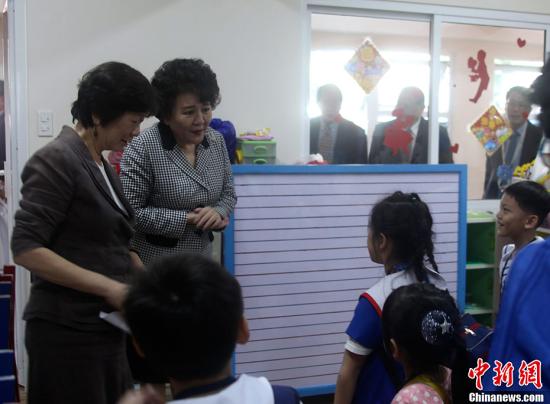 裘援平看望菲律宾中正学院幼稚园的学童。<a target='_blank' href='http://www.chinanews.com/'>中新社</a>记者 张明 摄