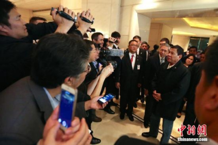 10月18日晚，菲律宾总统杜特尔特乘专机抵达北京，开始对中国进行国事访问。图为杜特尔特总统抵达下榻酒店时驻足接受媒体记者采访。<a target='_blank' href='http://www.chinanews.com/'>中新社</a>记者 钟欣 摄