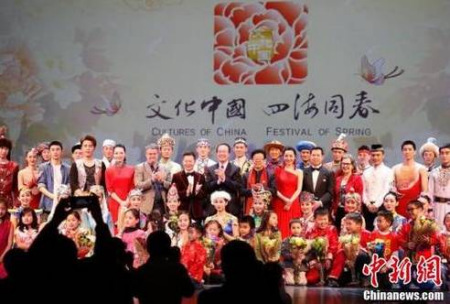 “四海同春”北美团演职员谢幕后与中国驻芝加哥总领事洪磊等合影。