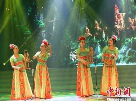 中国演员表演印尼器乐舞蹈。
