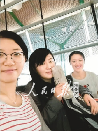 王天钰（左一）与同学一起在机场愉快返程。