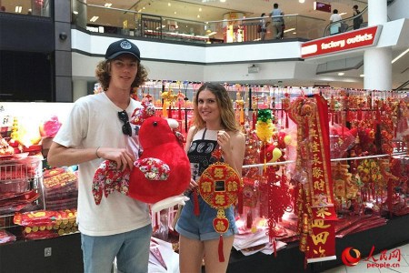悉尼唐人街购物中心里,一家售卖中国传统特色商品的店铺顾客络绎不绝,商铺里里外外都挂满了中国结、红灯笼、春联、年画……正忙碌地招呼着顾客的朱太太是小店的老板,她喜气洋洋对本报记者说:“我在唐人街开店12年了,春节前后是每年生意最好的时候。现在,许多澳大利亚当地人和游客都喜欢采购一些中国结、灯笼等装饰品,给家里”澳大利亚姑娘格蕾丝对图为顾客正在挑选春节装饰品。(人民网记者鲍捷 摄) 悉尼唐人街购物中心里,一家售卖中国传统特色商品的店铺顾客络绎不绝,商铺里里外外都挂满了中国结、红灯笼、春联、年画……正忙碌地招呼着顾客的朱太太是小店的老板,她喜气洋洋对本报记者说:“我在唐人街开店12年了,春节前后是每年生意最好的时候。现在,许多澳大利亚当地人和游客都喜欢采购一些中国结、灯笼等装饰品,给家里”澳大利亚姑娘格蕾丝对图为顾客正在挑选春节装饰品。(人民网记者鲍捷 摄)