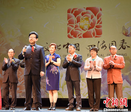 率团前来的中国国务院侨务办公室宣传司司长、“文化中国·四海同春”北美代表团团长许玉明在晚会开始时致辞。<a target='_blank' href='http://www.chinanews.com/'>中新社</a>记者 张朔 摄 率团前来的中国国务院侨务办公室宣传司司长、“文化中国·四海同春”北美代表团团长许玉明在晚会开始时致辞。<a target='_blank' href='http://www.chinanews.com/'>中新社</a>记者 张朔 摄