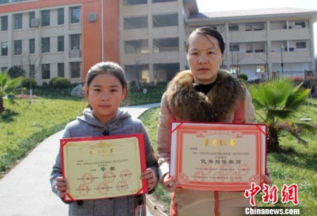 祝隆敏老师与获奖学生王佳琪。 本史巫果 摄 祝隆敏老师与获奖学生王佳琪。 本史巫果 摄