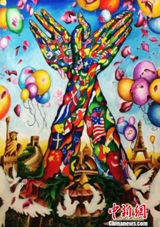 王佳琪创作的和平海报获奖作品《庆祝和平—共铸和平》。 受访老师提供 王佳琪创作的和平海报获奖作品《庆祝和平—共铸和平》。 受访老师提供