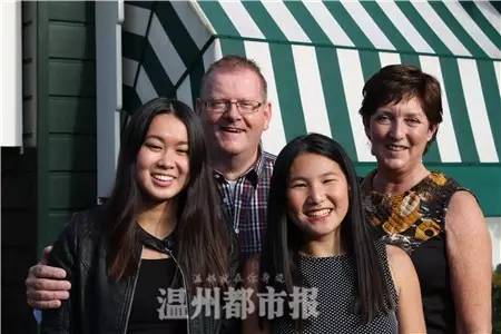 琳西(左一)与养父母及妹妹的合影 琳西(左一)与养父母及妹妹的合影