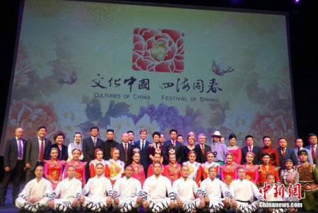 当地时间2月9日晚,“文化中国·四海同春”唱响西班牙巴塞罗那,精彩纷呈的表演令人目不暇接。图为现场合影。<a target='_blank' href='http://www.chinanews.com/'>中新社</a>记者 付强 摄 当地时间2月9日晚,“文化中国·四海同春”唱响西班牙巴塞罗那,精彩纷呈的表演令人目不暇接。图为现场合影。<a target='_blank' href='http://www.chinanews.com/'>中新社</a>记者 付强 摄