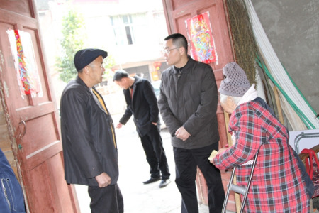 孙胜(右二)在困难老归侨家中了解情况