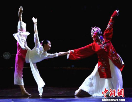 华星艺术团演出的双人舞《粉墨情缘》。 赖海隆 摄 华星艺术团演出的双人舞《粉墨情缘》。 赖海隆 摄