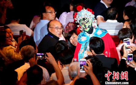 川剧表演艺术家张琦在观众热烈的掌声和叫好声中走下舞台,与观众近距离互动。 赖海隆 摄 川剧表演艺术家张琦在观众热烈的掌声和叫好声中走下舞台,与观众近距离互动。 赖海隆 摄