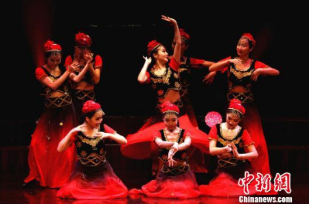 华星艺术团演出的新疆舞蹈《花儿为什么这样红》。 赖海隆 摄 华星艺术团演出的新疆舞蹈《花儿为什么这样红》。 赖海隆 摄