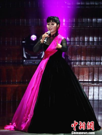 著名女高音歌唱家，国家一级演员殷秀梅在演唱中。　赖海隆 摄