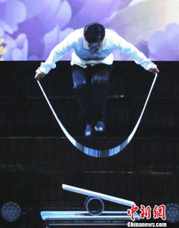 王强表演杂技《晃管》。 赖海隆 摄 王强表演杂技《晃管》。 赖海隆 摄
