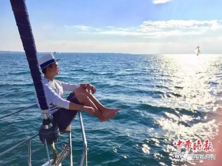张希在海上航行。(希腊《中希时报》) 张希在海上航行。(希腊《中希时报》)