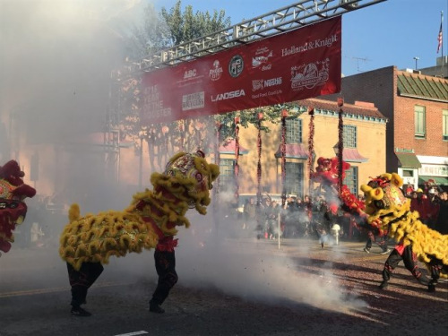 10万响爆竹喧天 洛杉矶华埠 爆竹跑 登场(图)-中