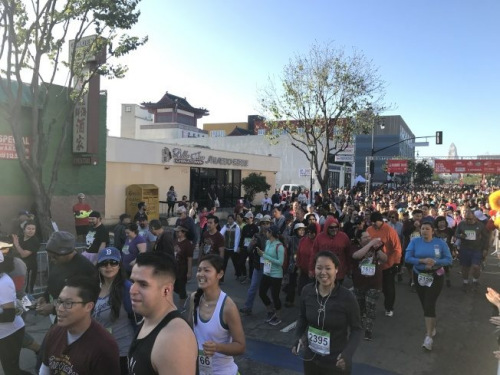 华埠爆竹跑活动已成为洛杉矶全体民众在农历新年期间的一项重要节庆。(美国《世界日报》/高梓原 摄)