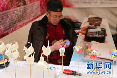 捏泥人.(新华网记者 方艺晓 摄)