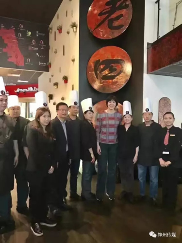郎平教练愉快的和大家合影 郎平教练愉快的和大家合影