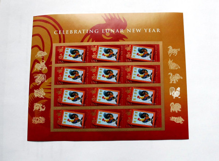 美国邮政发行的庆贺中国农历新年的鸡年邮票纪念张，售价为六美元。（张大卫摄）