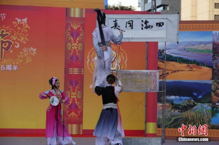  1月7日，第11届“名古屋中国春节祭”在名古屋久屋广场公园开幕，吸引众多当地华侨华人和日本民众前来体验传统“中国年”。图为大木偶特技表演《桃花韵·书艺》。<a target='_blank' href='http://www.chinanews.com/'>中新社</a>记者 陆春艳 摄 