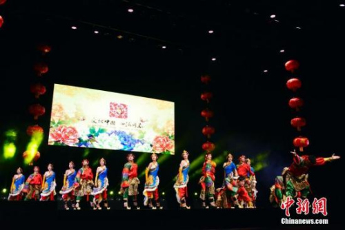 当地时间2月7日晚,农历正月十一,2017年“文化中国·四海同春”大型慰侨演出在巴黎会议宫隆重举行,为旅法侨胞献上了一台充满中华文化魅力的艺术盛宴。<a target='_blank' href='http://www.chinanews.com/'>中新社</a>记者 龙剑武 摄 当地时间2月7日晚,农历正月十一,2017年“文化中国·四海同春”大型慰侨演出在巴黎会议宫隆重举行,为旅法侨胞献上了一台充满中华文化魅力的艺术盛宴。<a target='_blank' href='http://www.chinanews.com/'>中新社</a>记者 龙剑武 摄