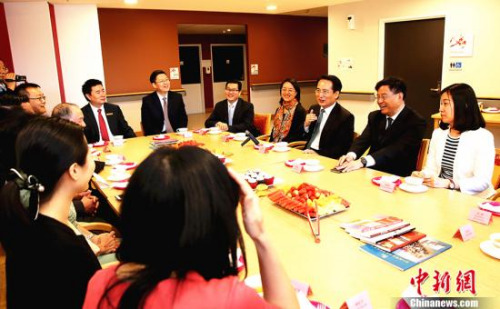 2月13日，中国国务院侨务办公室副主任谭天星一行6人走访位于悉尼恳思区华人服务社的总部。 <a target='_blank' href='http://www.chinanews.com/'>中新社</a>记者 赖海隆 摄