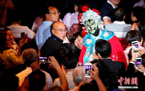 当地时间2月12日,由中国国务院侨务办公室和中国海外交流协会主办、澳大利亚南海文化传媒集团承办、悉尼华星艺术团协办的2017年“文化中国·四海同春”大型歌舞音乐会在悉尼市政厅再度上演。图为川剧表演艺术家张琦走下舞台,与观众近距离互动。<a target='_blank' href='http://www.chinanews.com/'>中新社</a>记者 赖海隆 摄 当地时间2月12日,由中国国务院侨务办公室和中国海外交流协会主办、澳大利亚南海文化传媒集团承办、悉尼华星艺术团协办的2017年“文化中国·四海同春”大型歌舞音乐会在悉尼市政厅再度上演。图为川剧表演艺术家张琦走下舞台,与观众近距离互动。<a target='_blank' href='http://www.chinanews.com/'>中新社</a>记者 赖海隆 摄