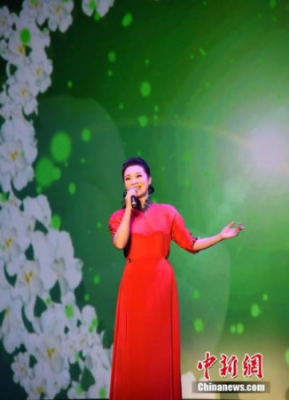 在洛杉矶专场，著名歌手吕薇演唱了《茉莉花》等歌曲。 <a target='_blank' href='http://www.chinanews.com/'>中新社</a>记者 张朔 摄