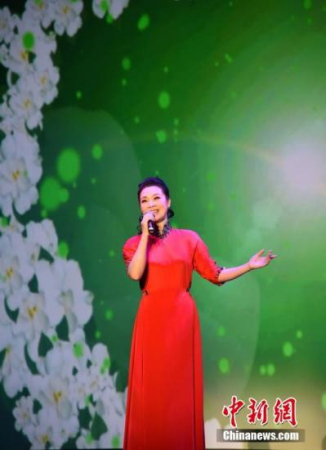 在洛杉矶专场,著名歌手吕薇演唱了《茉莉花》等歌曲。 <a target='_blank' href='http://www.chinanews.com/'>中新社</a>记者 张朔 摄 在洛杉矶专场,著名歌手吕薇演唱了《茉莉花》等歌曲。 <a target='_blank' href='http://www.chinanews.com/'>中新社</a>记者 张朔 摄