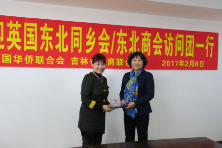 陈香林主席向孙志勤会长颁发吉林省侨联海外委员聘书 陈香林主席向孙志勤会长颁发吉林省侨联海外委员聘书